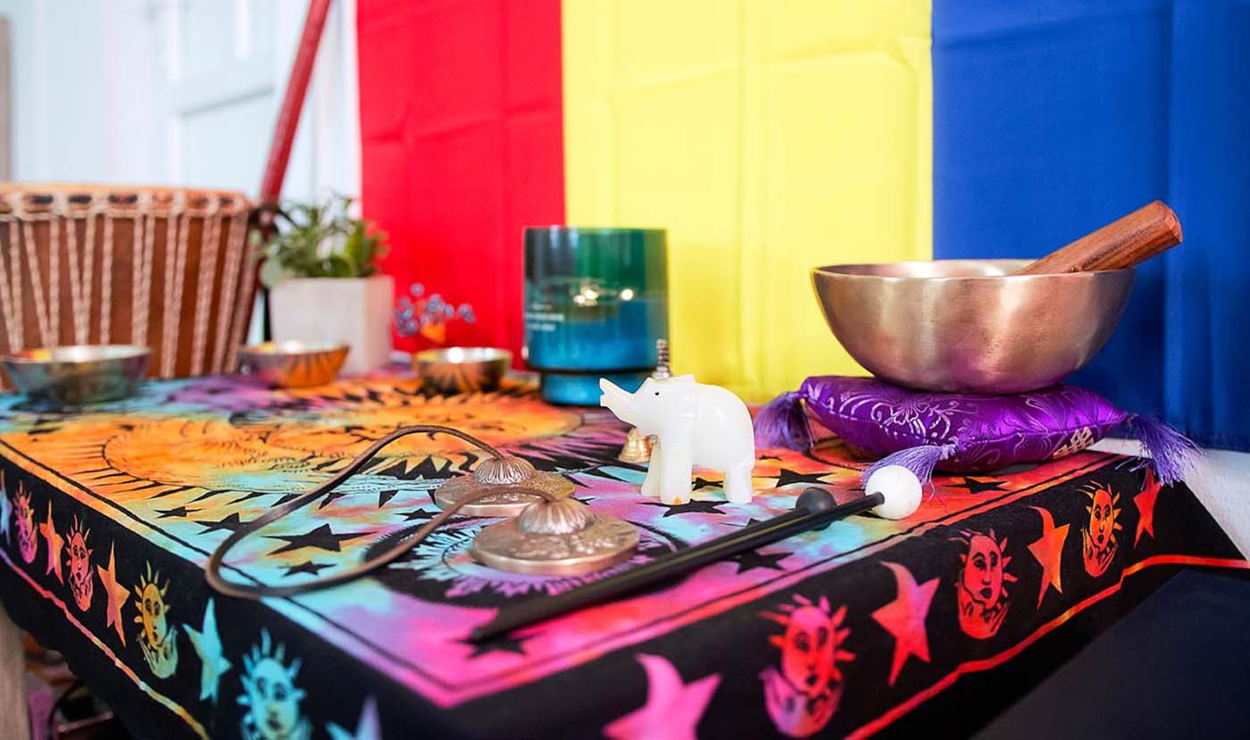 O masă cu o față de masă colorată și obiecte.
