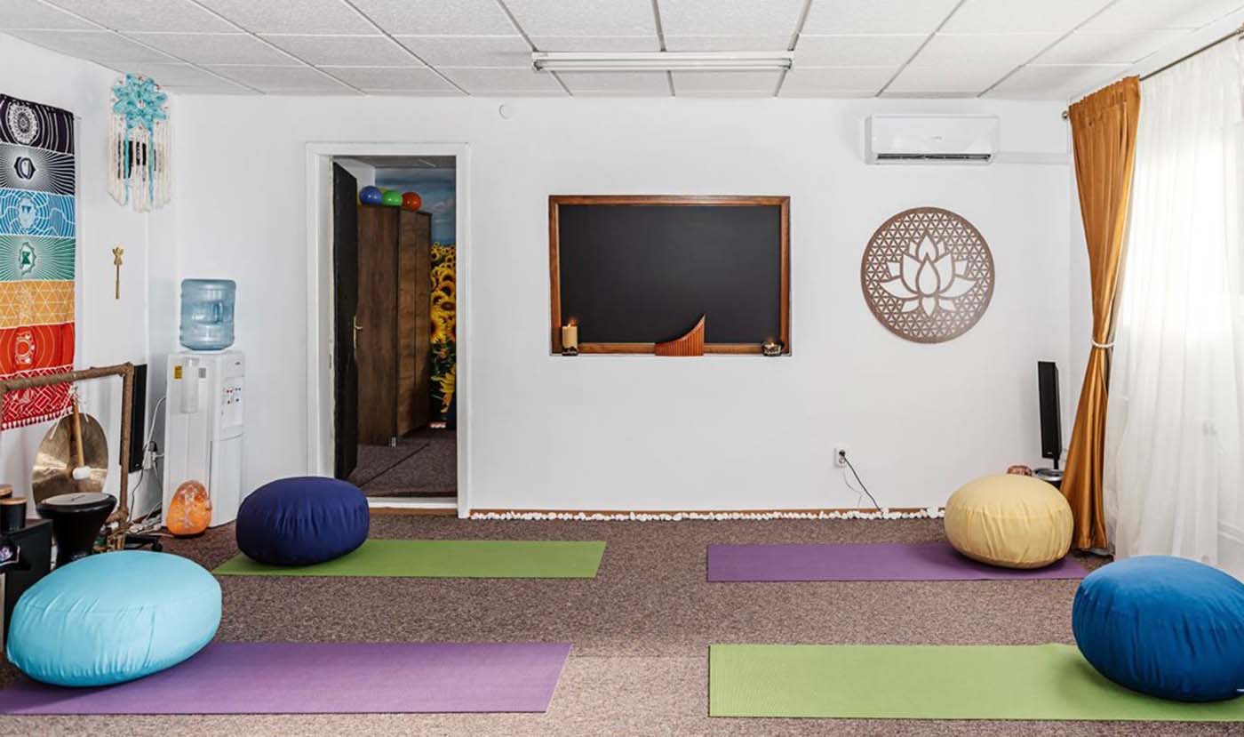 O cameră cu covorașe de yoga și saci de fasole.